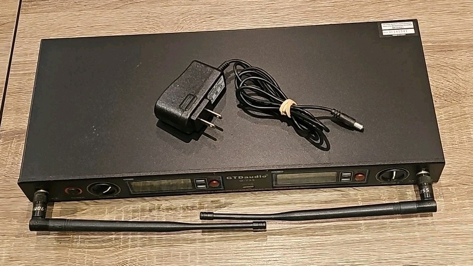 NO MICROPHONES GTD Audio 2×800 Channel UHF Diversity Wireless Mic System 733H