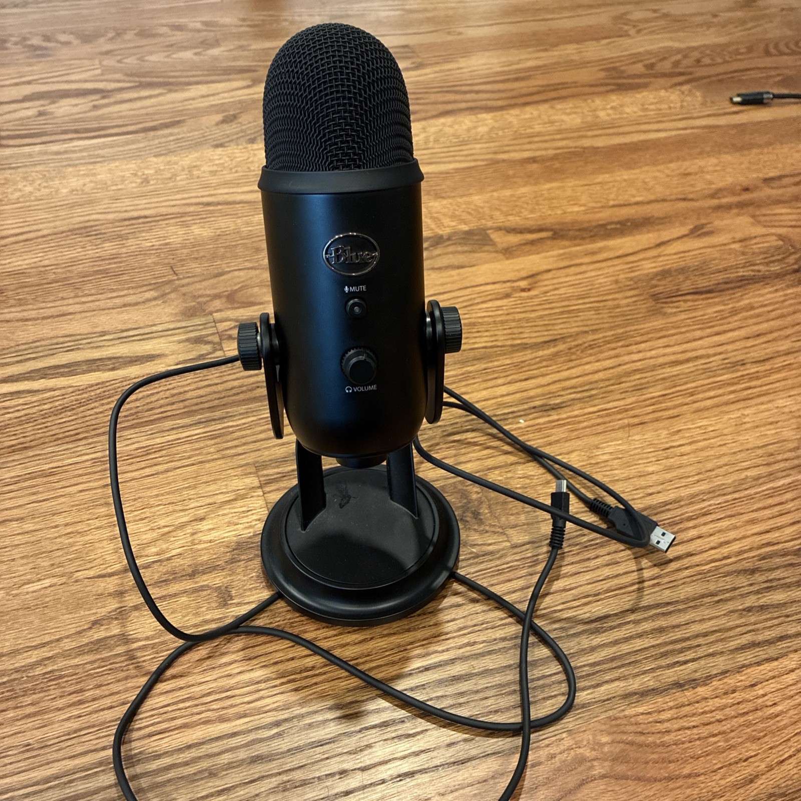 Blue Yeti Professional Multi-Pattern USB Condenser Microphone – Blackout