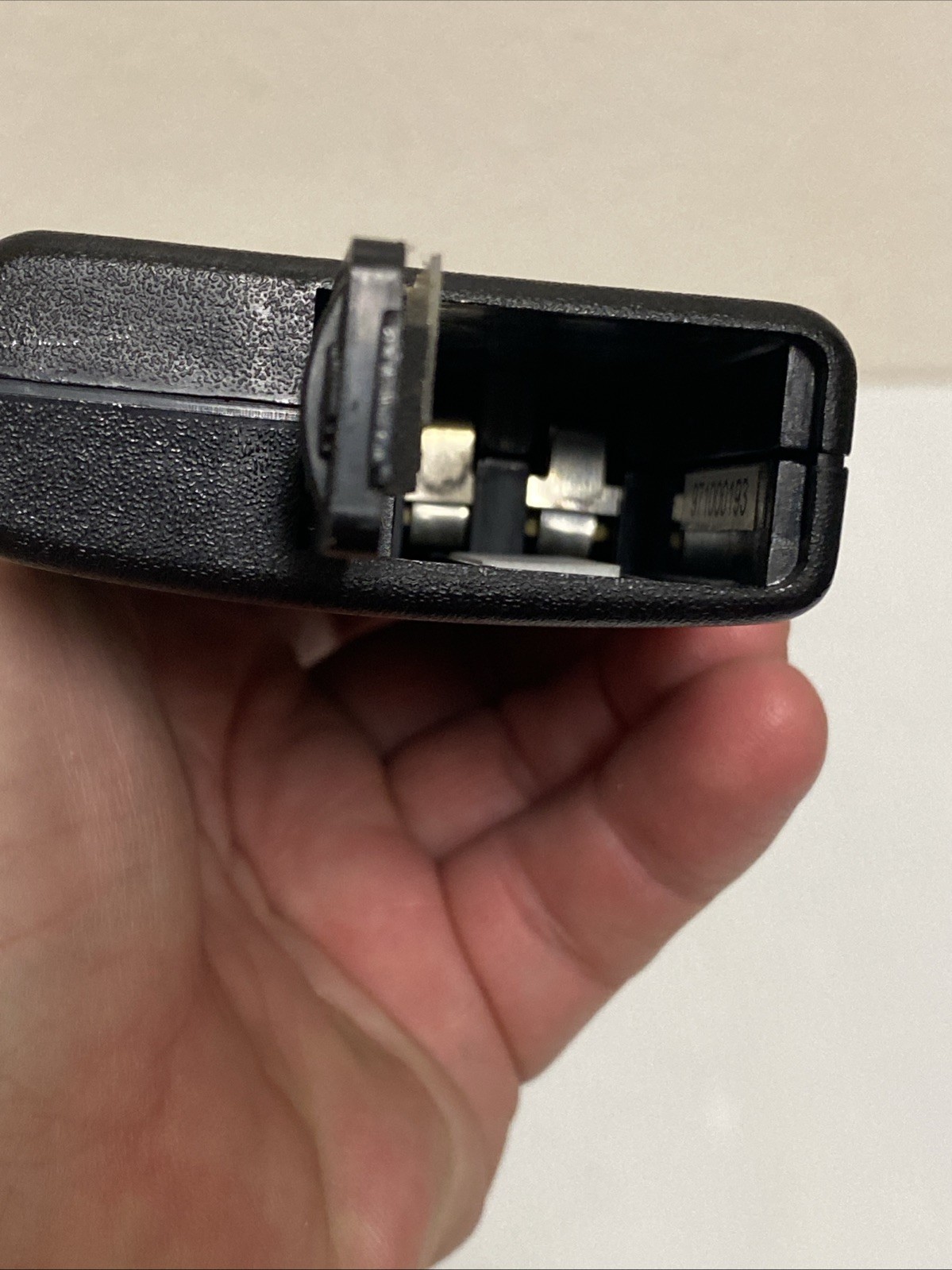 Shure T1 Guitarist Transmitter Unit – CV Frequency (208.200 MHz) – UNTESTED