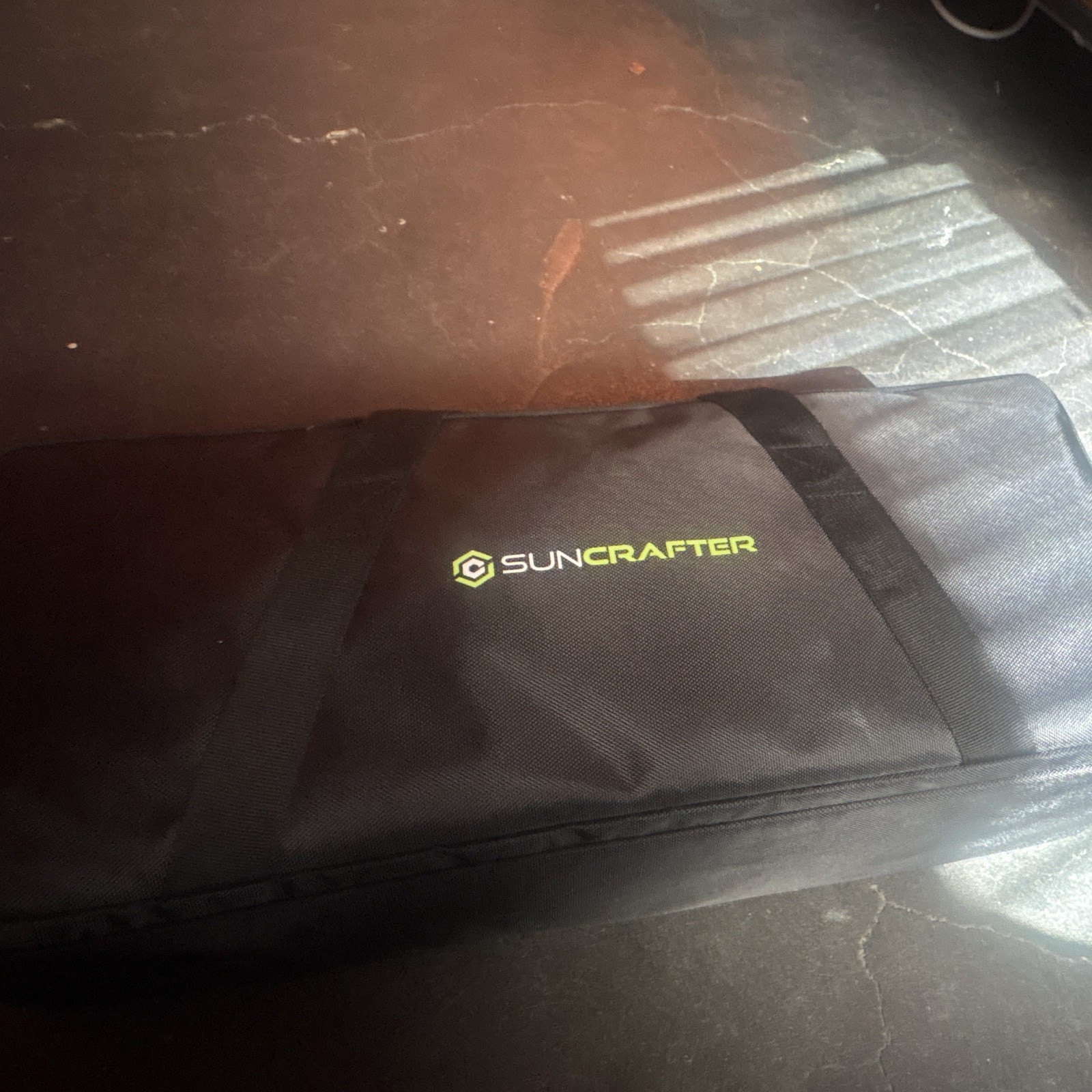 F200B Elevate your lighting with the SunCrafter F200B, a versatile and portable