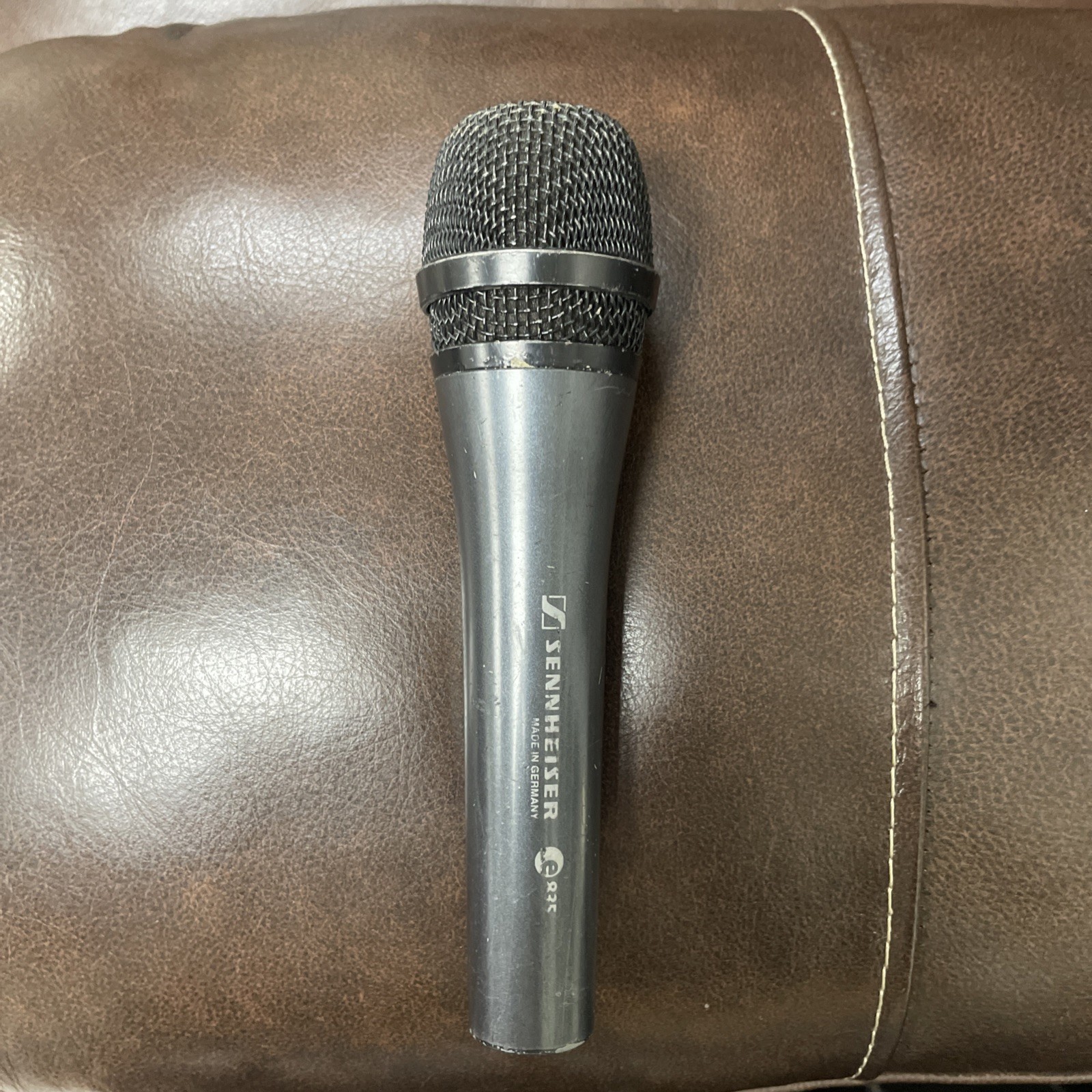 Sennheiser E835 Dynamic Cardioid Vocal Microphone with clip