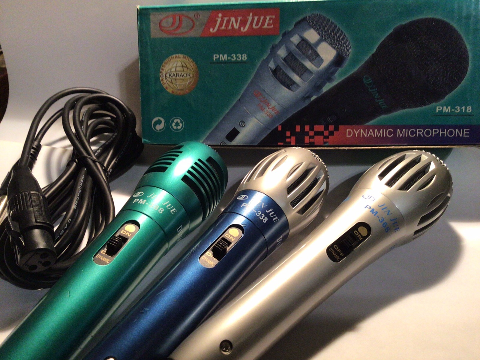 Jin Jue Handheld dynamic vocal / karaoke microphone with 1/4” to XLR cable incl.