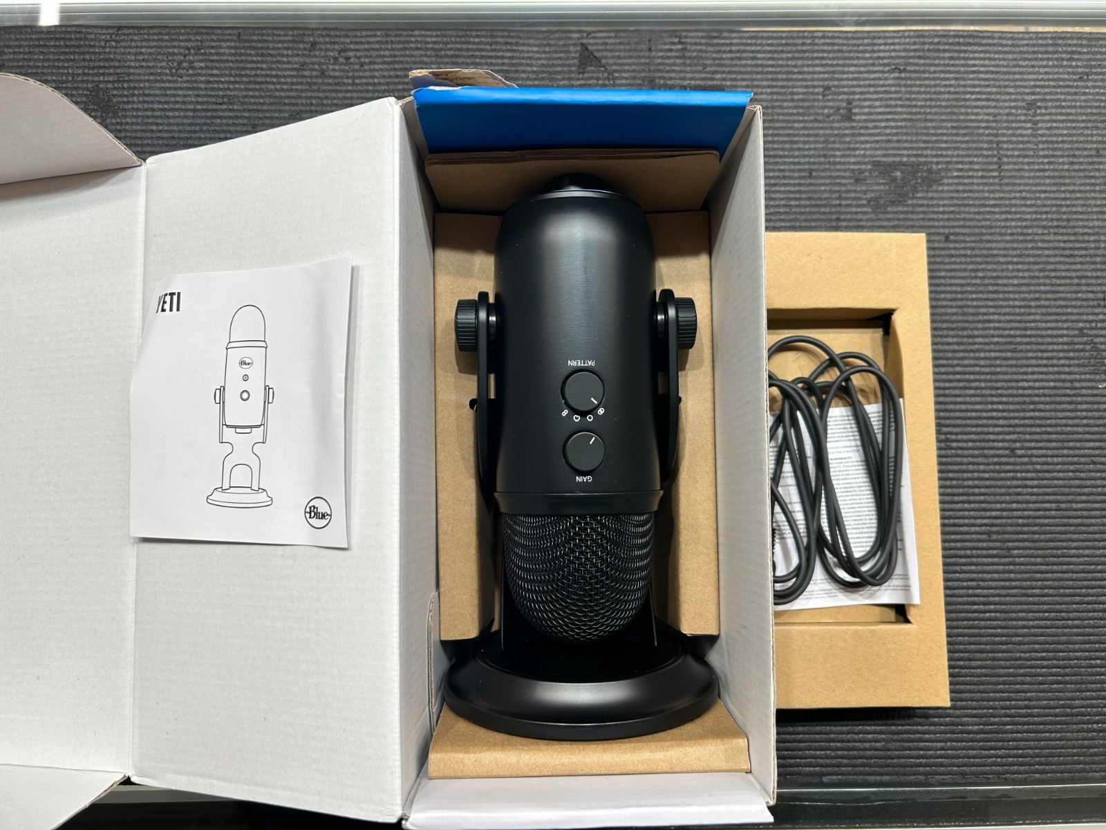Blue Yeti Professional Multi-Pattern USB Condenser Microphone – Blackout