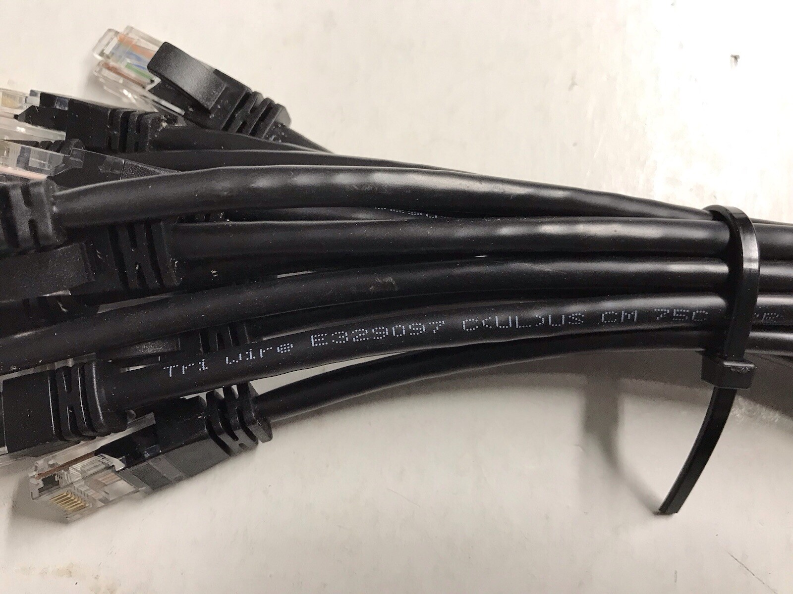 PVC OUTDOOR PATCH CABLE (14) TRI WIRE E329097V24 AWG U/UTP CAT5E CM 750