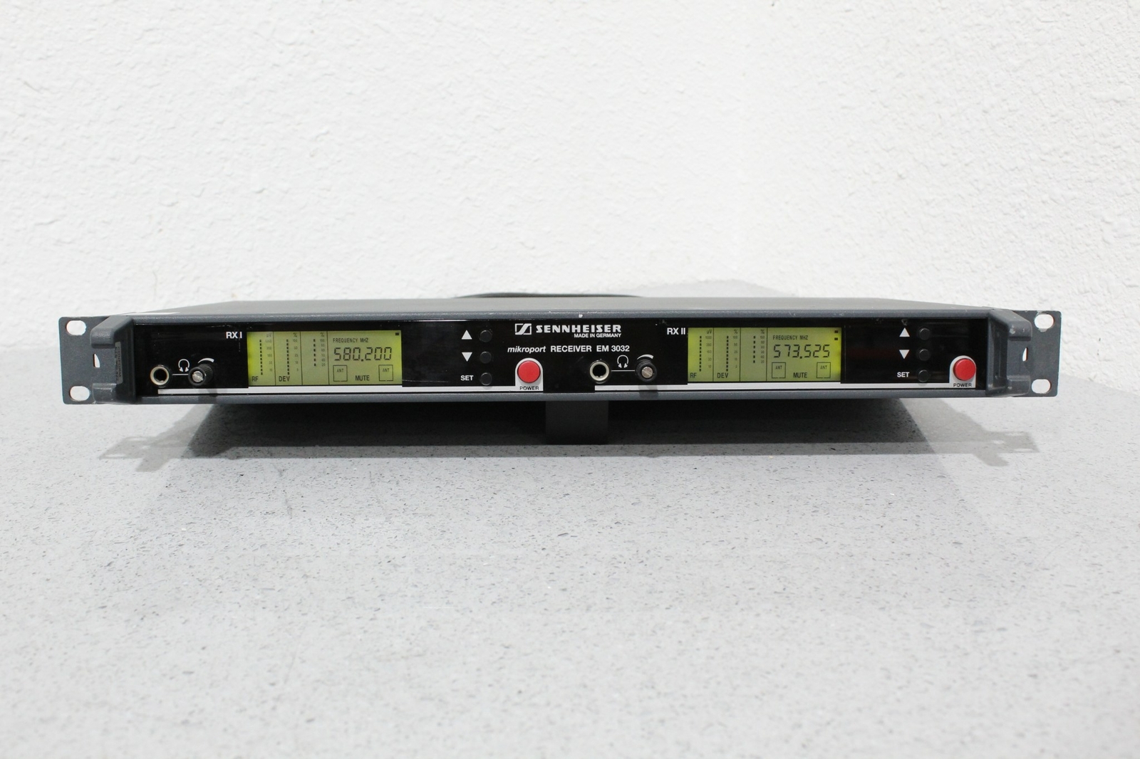 Sennheiser EM 3032-U Dual UHF Wireless Microphone Mikroport Receivers 561-596MHz