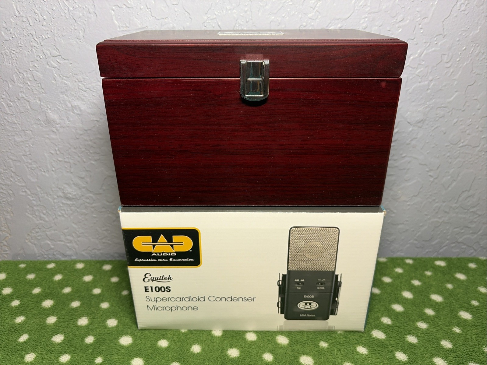 CAD Audio Equitek E100S Supercardiod Condenser Microphone Cherry Display Case