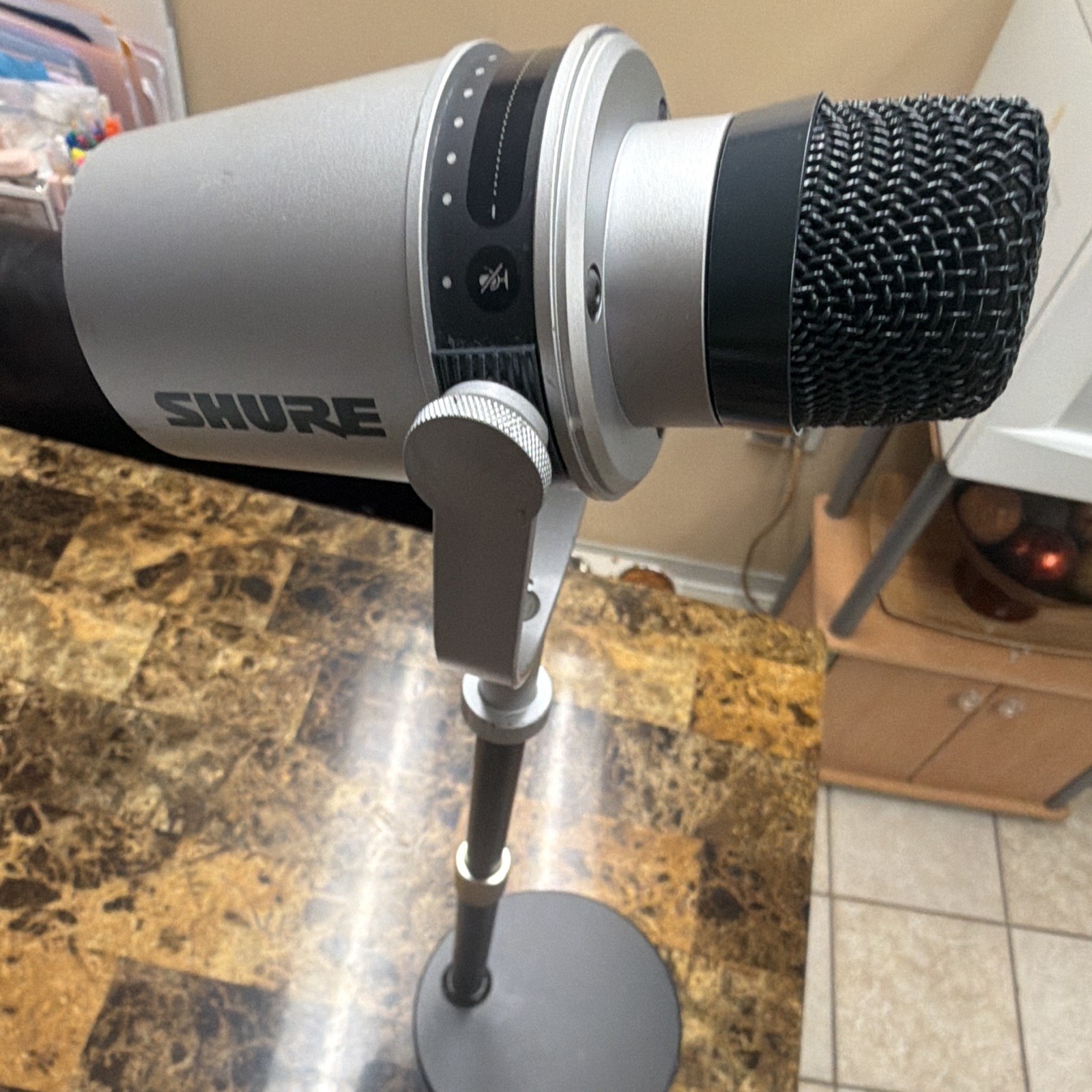 Shure MV7 Dynamic Podcast Mic XLR 3-Pin Desktop Stand Mute Silver/Black