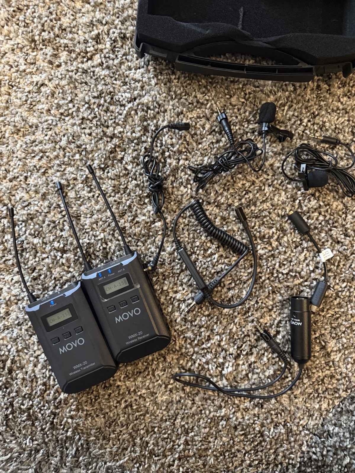Movo WMX-20 Wireless Lavalier Mic System – Complete Kit w/ Case