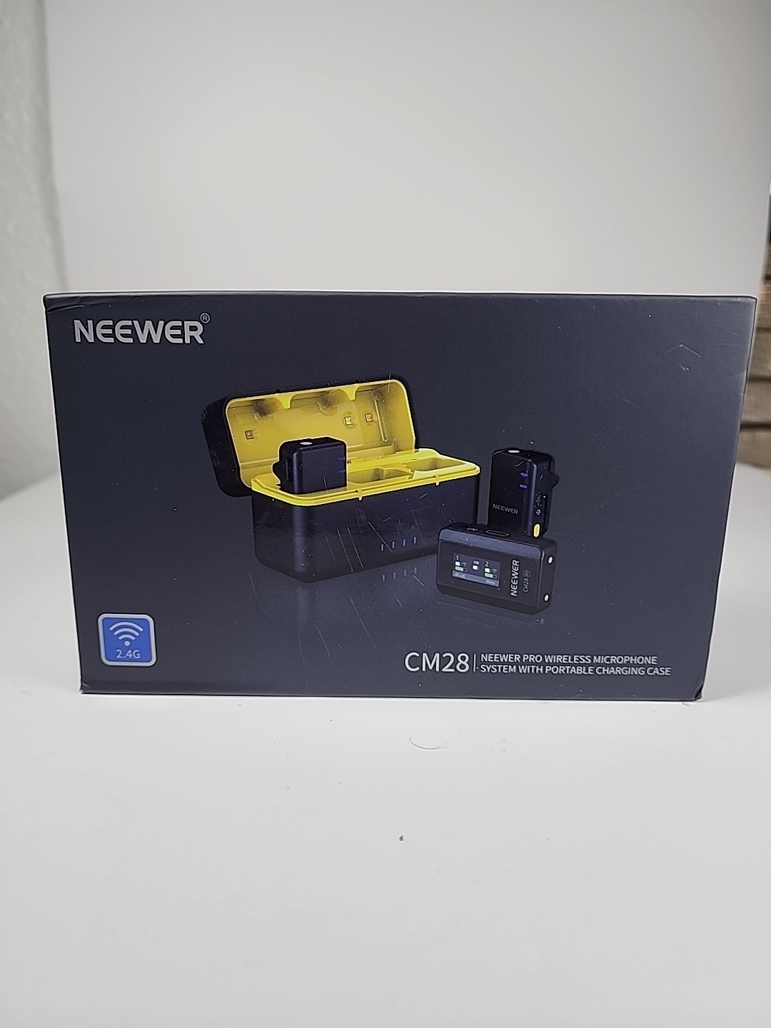 Neewer CM28 Wireless Lavalier Microphone System with Charging Case NEW