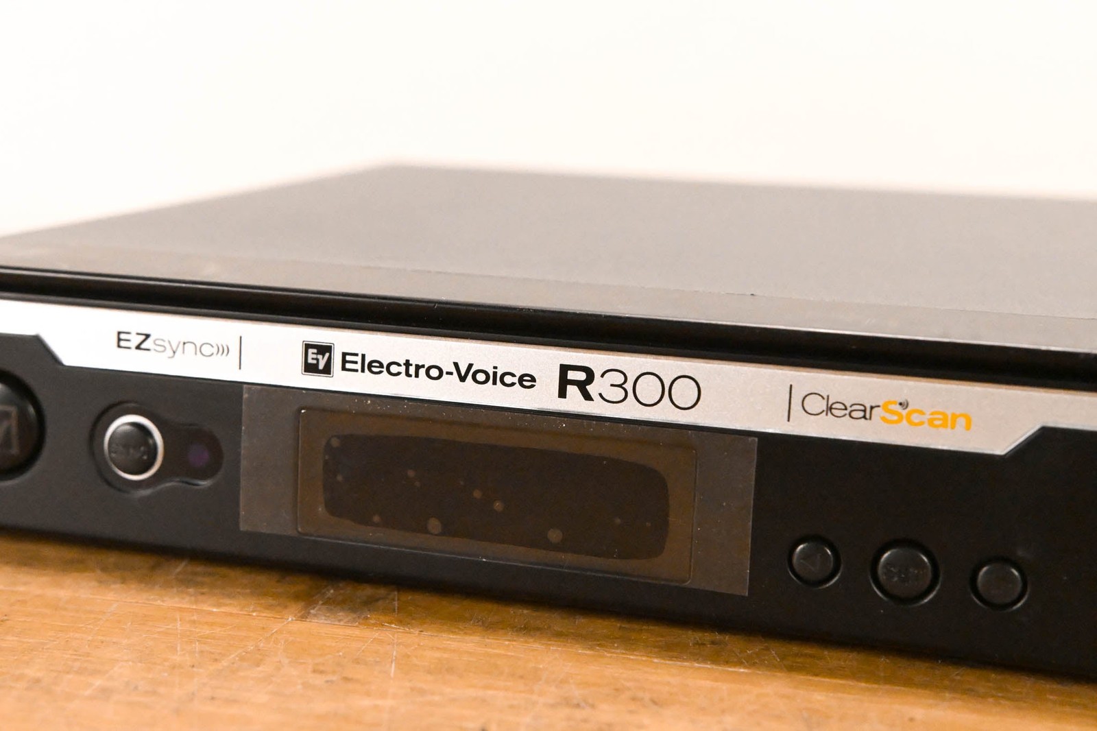 Electro-Voice (EV) R-300 Receiver w/ BP-300 Bodypack – Band C (NO PSU) CG010X0