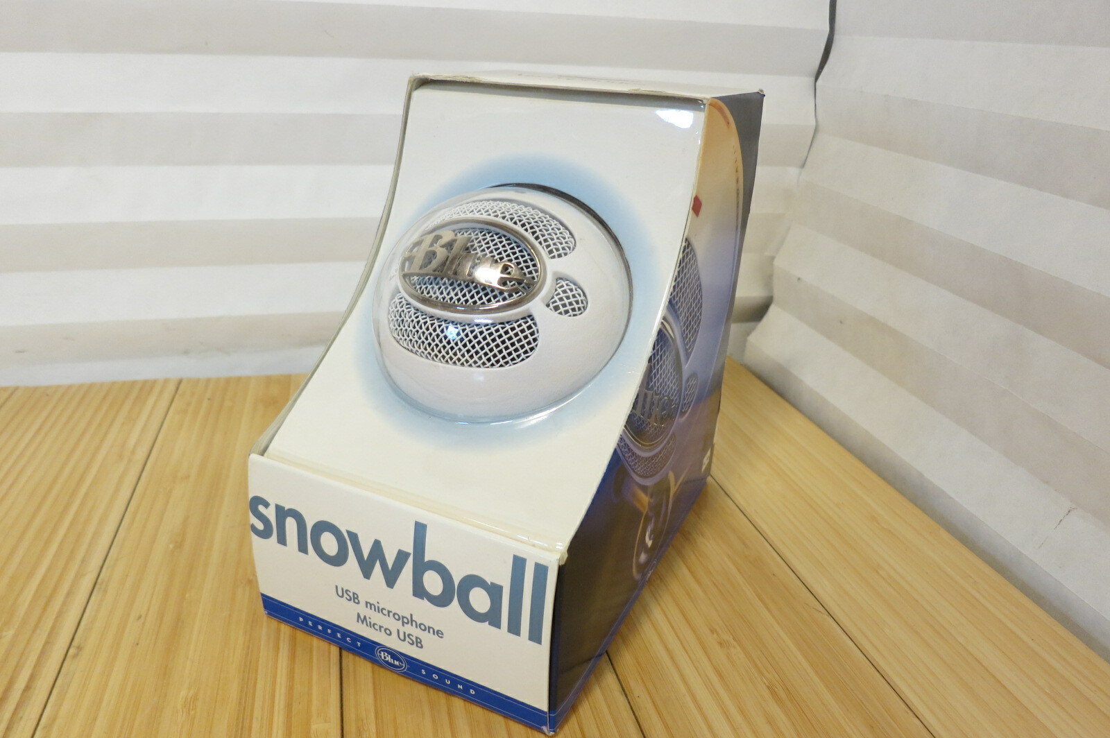 Blue Snowball USB Microphone Textured White Podcast, Zoom, Studio Recording