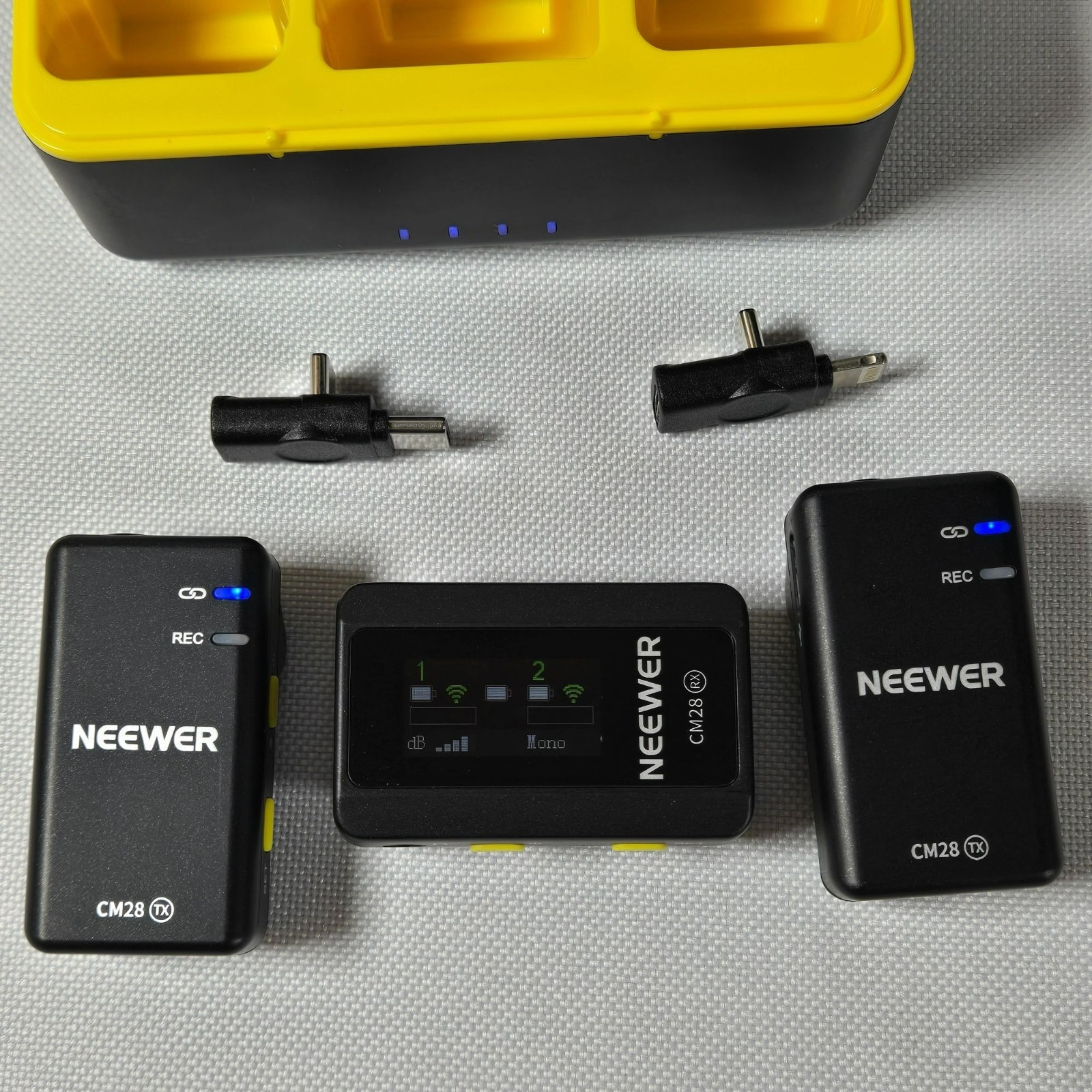 Neewer Wireless Microphone System CM28 Charging Case Dual-Channel Black & Yellow