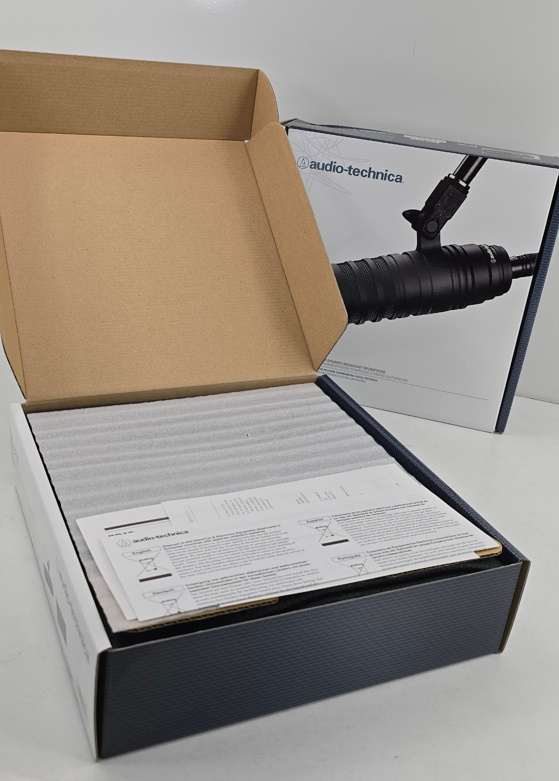 Audio-Technica BP40 Large-Diaphragm Dynamic Broadcast Vocal Microphone MEW