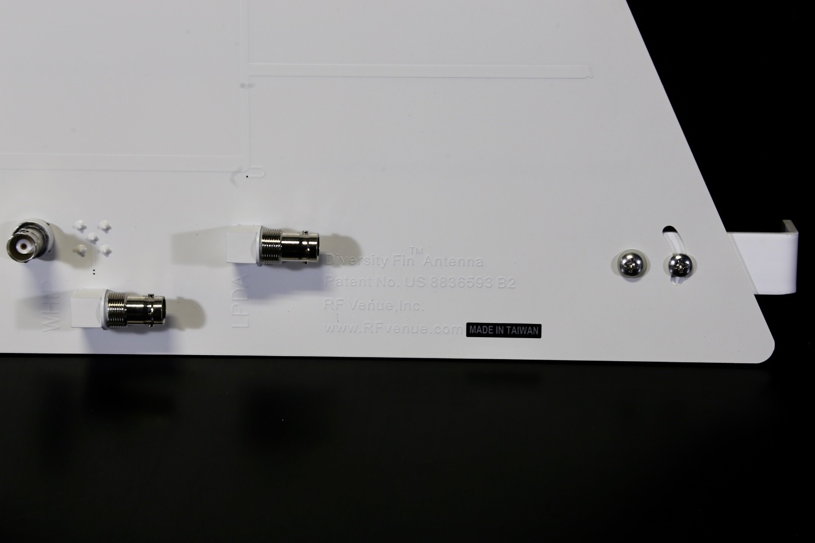 RF Venue Diversity Fin Antenna DFINW UHF 70–698 MHz w/ Wall Mount + 2 Whip Ant.