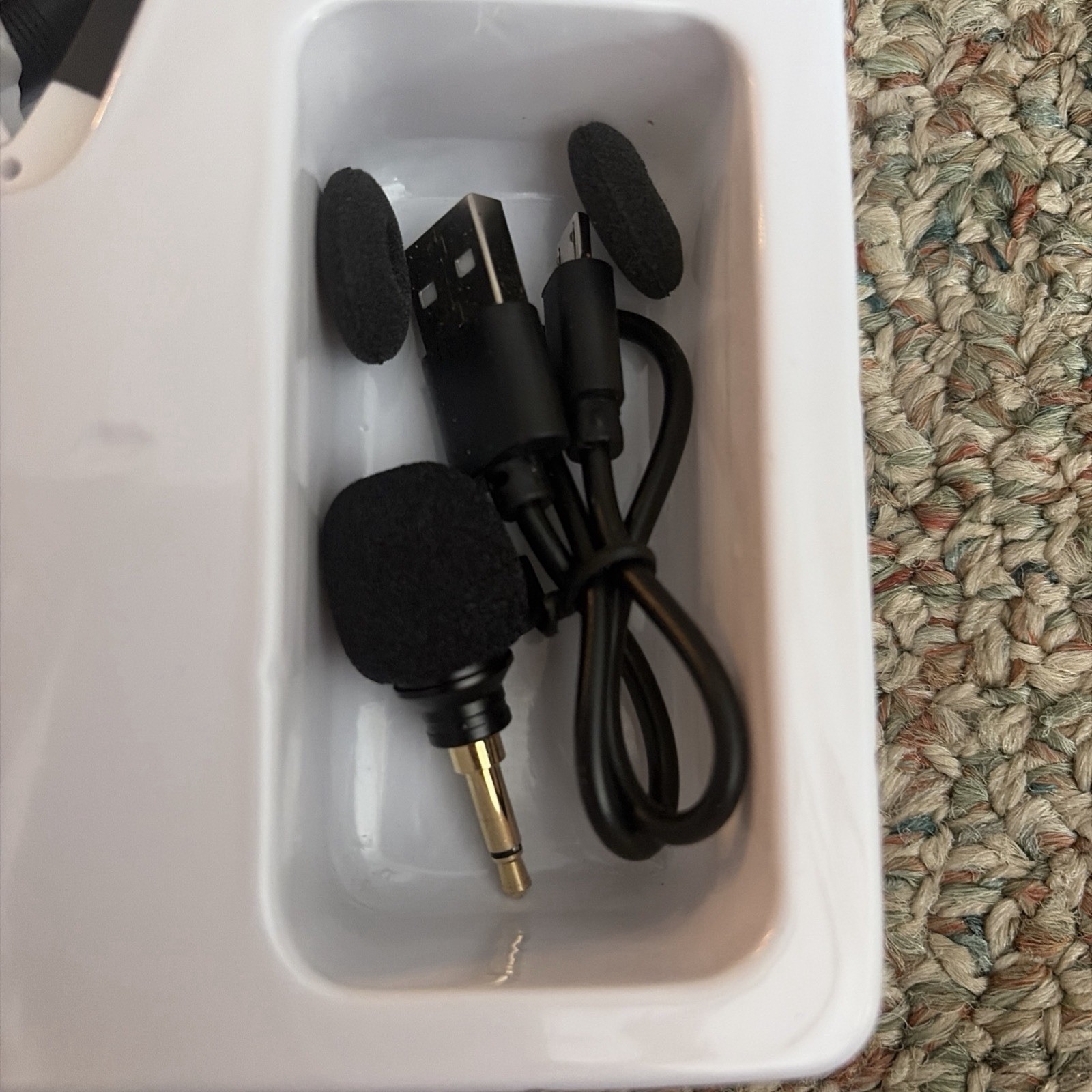 IROGER Wireless Clip-On Lavalier Condenser Mic, Omnidirectional, Black