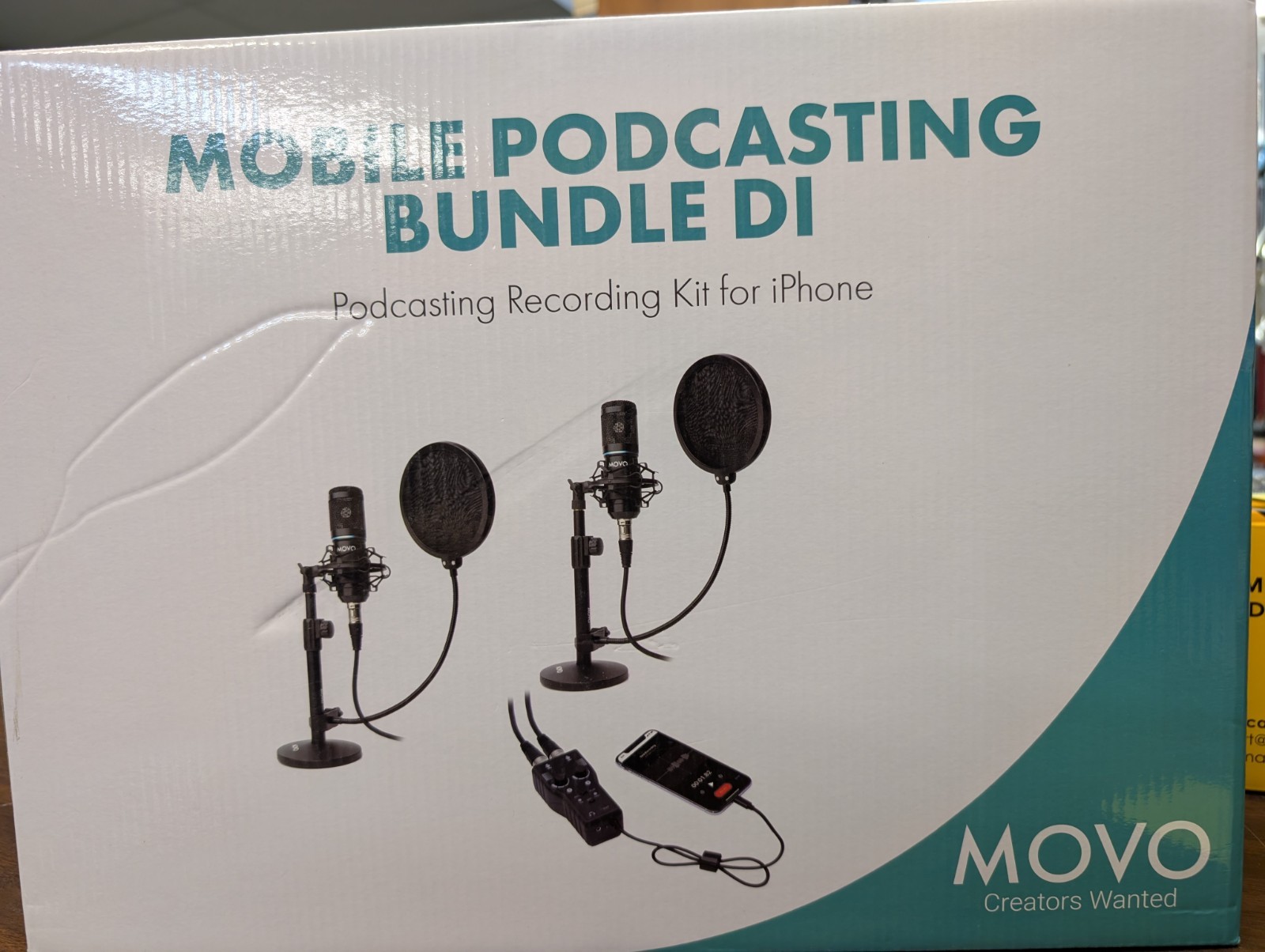 MOVO Mobile Podcasting Bundle DI iPhone 2 mics and many accessories BN 260203