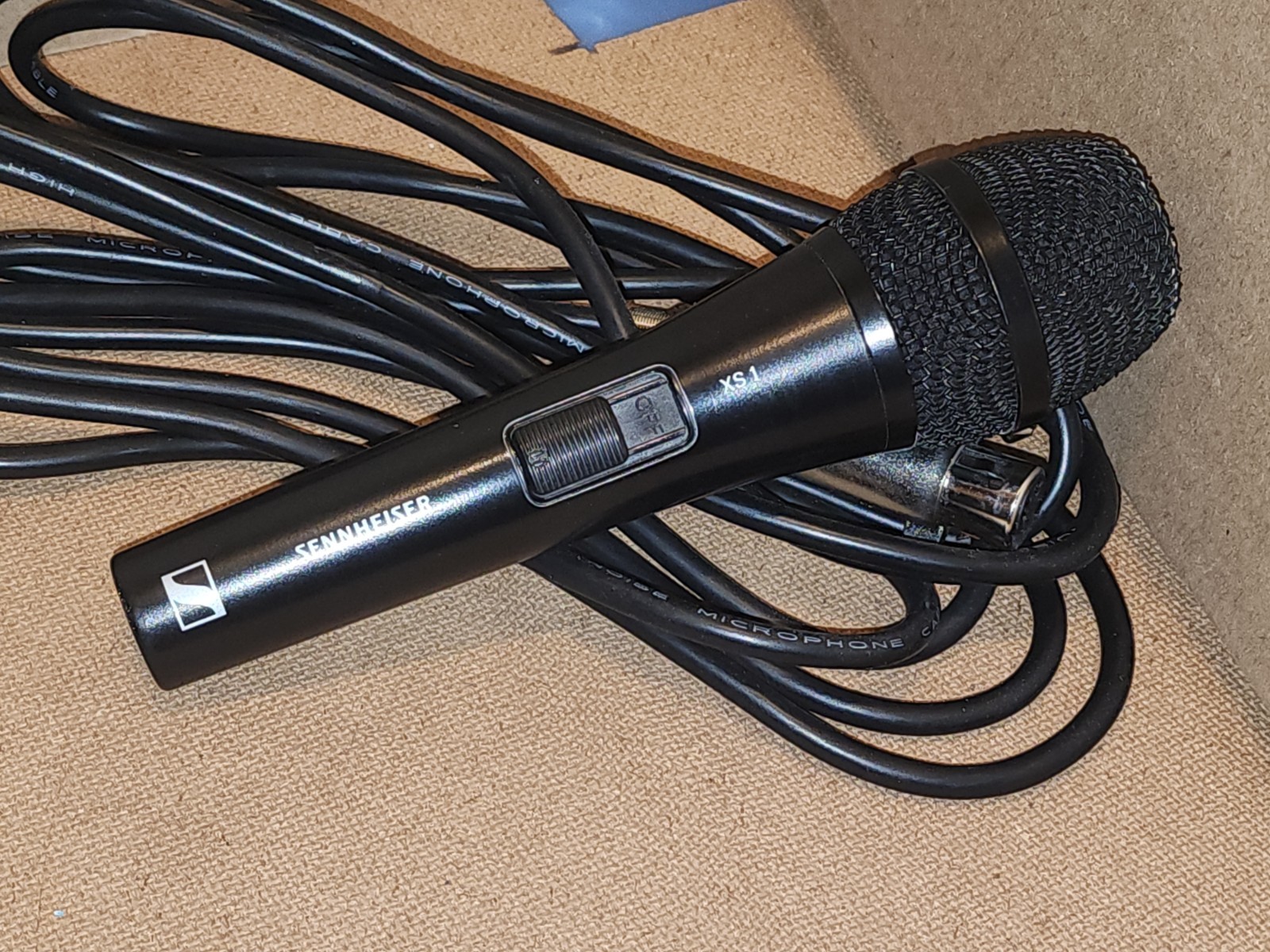 Sennheiser XS1 Handheld Microphone with 12′ Audio Cord – Black