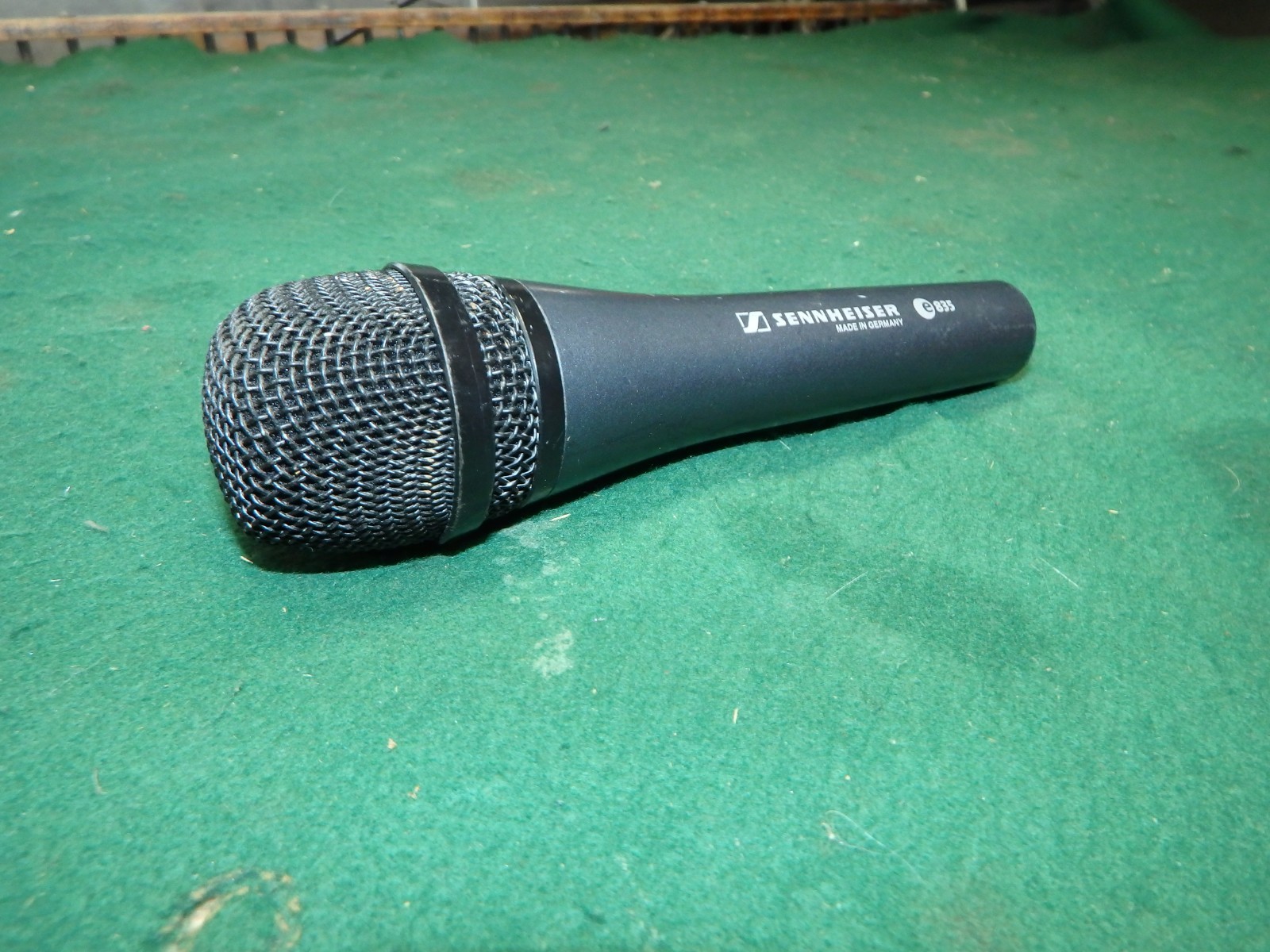 Sennheiser e 835 Dynamic Cardioid Vocal Microphone.