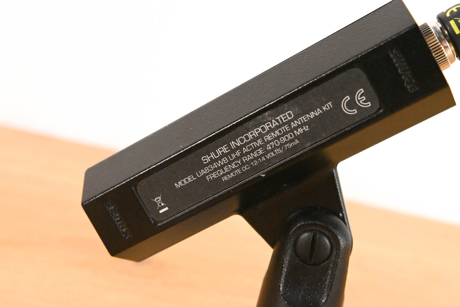 Shure UA834WB In-Line Antenna Amplifier with Stand – 470-900 MHz CG01XYE