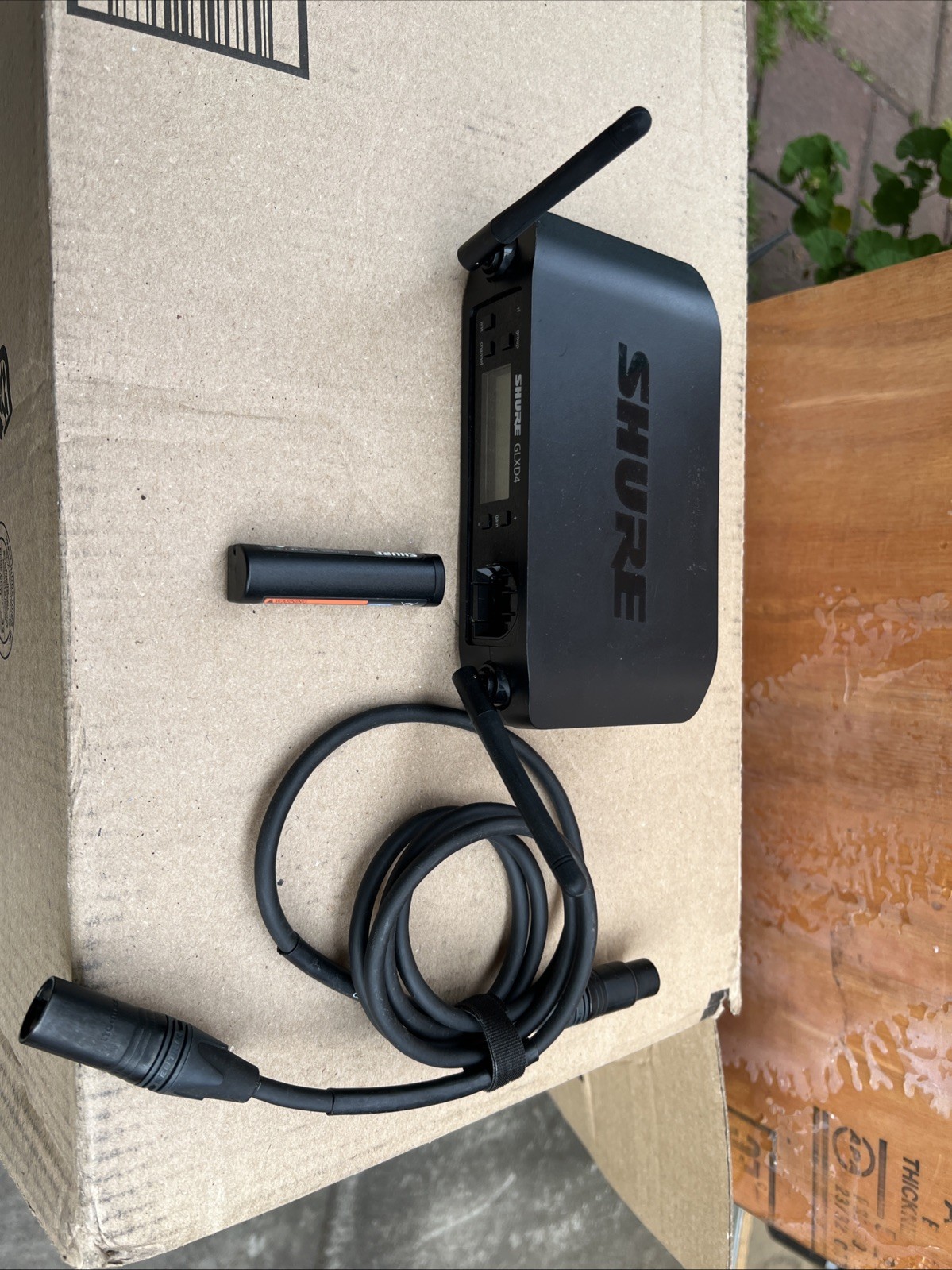 SHURE GLXD4 Z2 DIGITAL WIRELESS RECEIVER W/MIC BATTERY & MIC OUT CORD