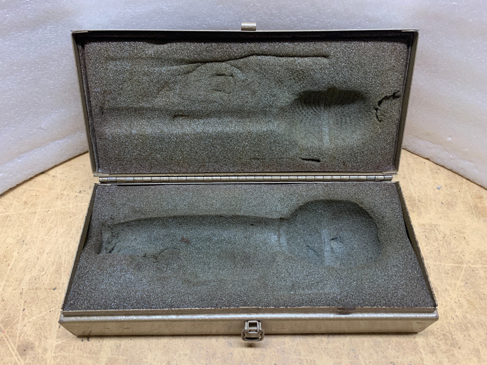 ELECTRO- VOICE GOLD METAL MICROPHONE CASE’ 60’S- VINTAGE! EXCELLENT! MAKE OFFER!