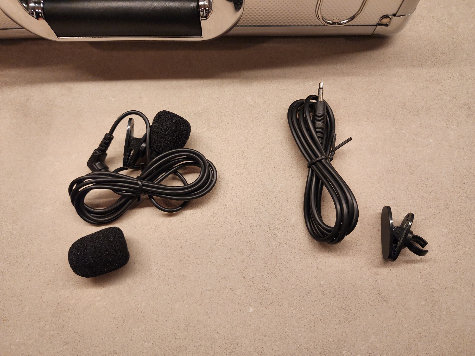 EXMAX EX938 Wireless Microphone System 1 Trasmiter 20 Receivers 20 Earbud + Case