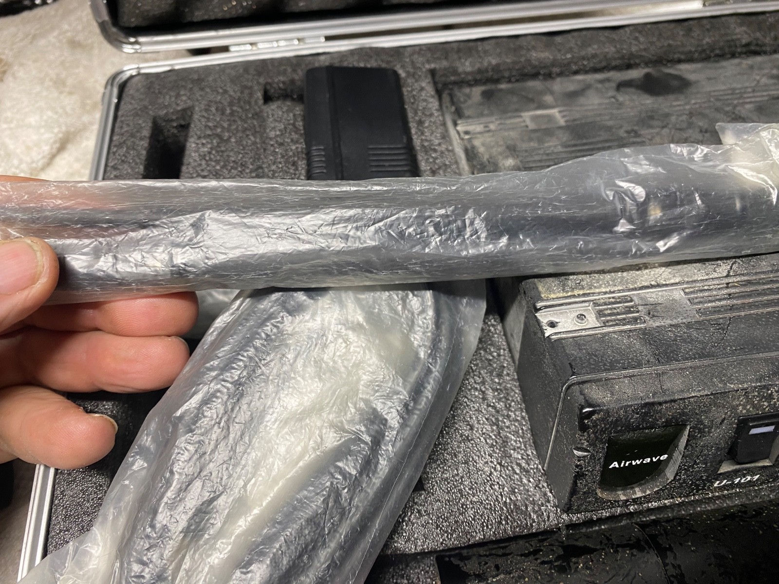 Airwave Technologies Handheld Wireless Microphone System u-101 uhf freq