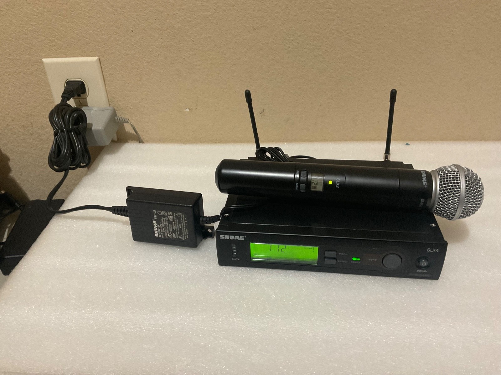 Shure SLX4 Receiver & SLX2-SM58 Wireless Mic System, G5 band, 494-518MHz .