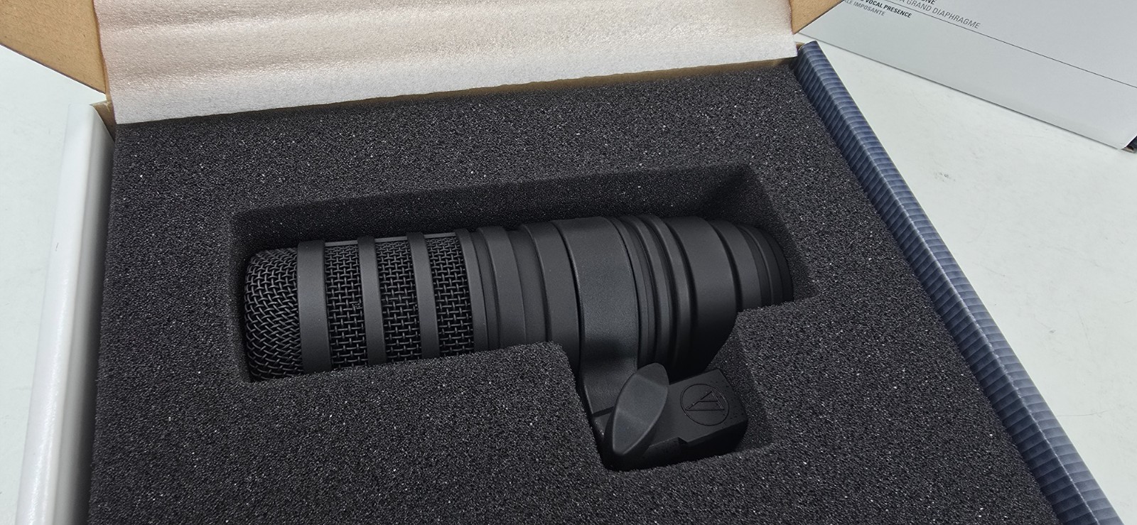 Audio-Technica BP40 Large-Diaphragm Dynamic Broadcast Vocal Microphone MEW