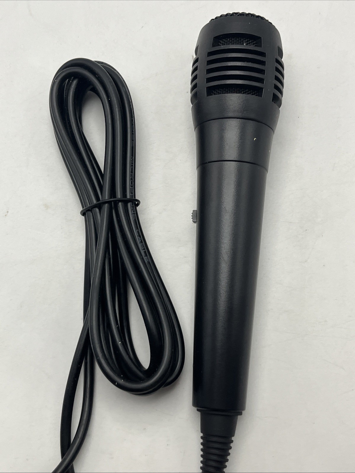 Singing Machine Unidirectional Dynamic Wired Microphone, Black