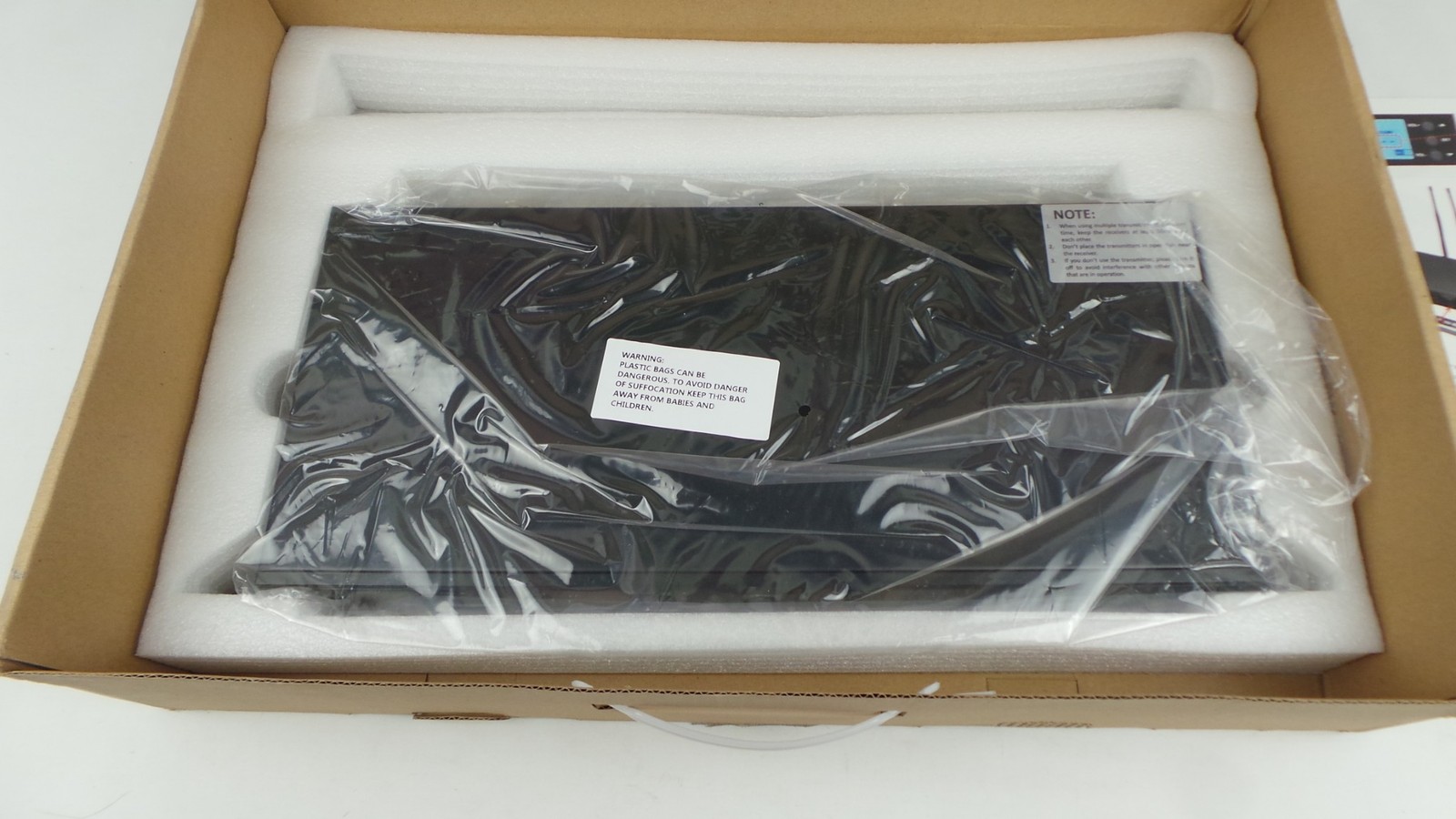 4 CHANNEL WIRELESS MICROPHONE SYSTEM BRAND NEW