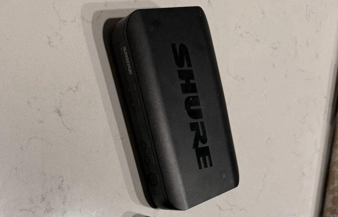 Shure BLX4 J10 Wireless Receiver Unit 584-608 MHz with AC Adapter