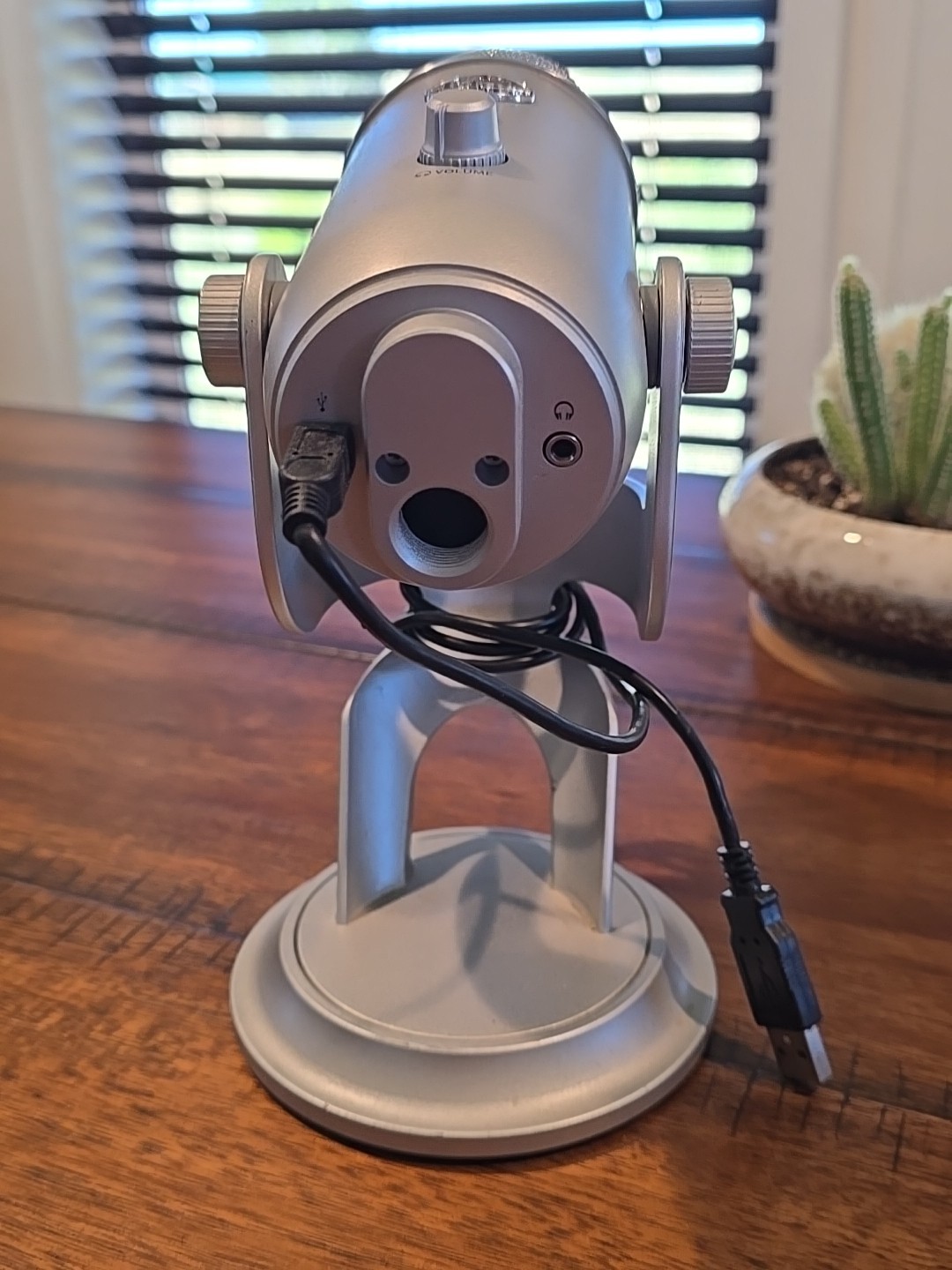 Blue YETI Professional Multi-Pattern USB Microphone with Blue VO!CE Silver