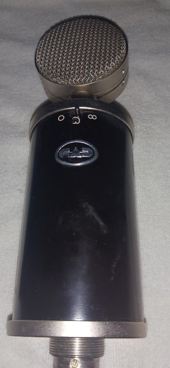 CAD Trion 8000 vacuum tube condenser microphone with dedicated hard case