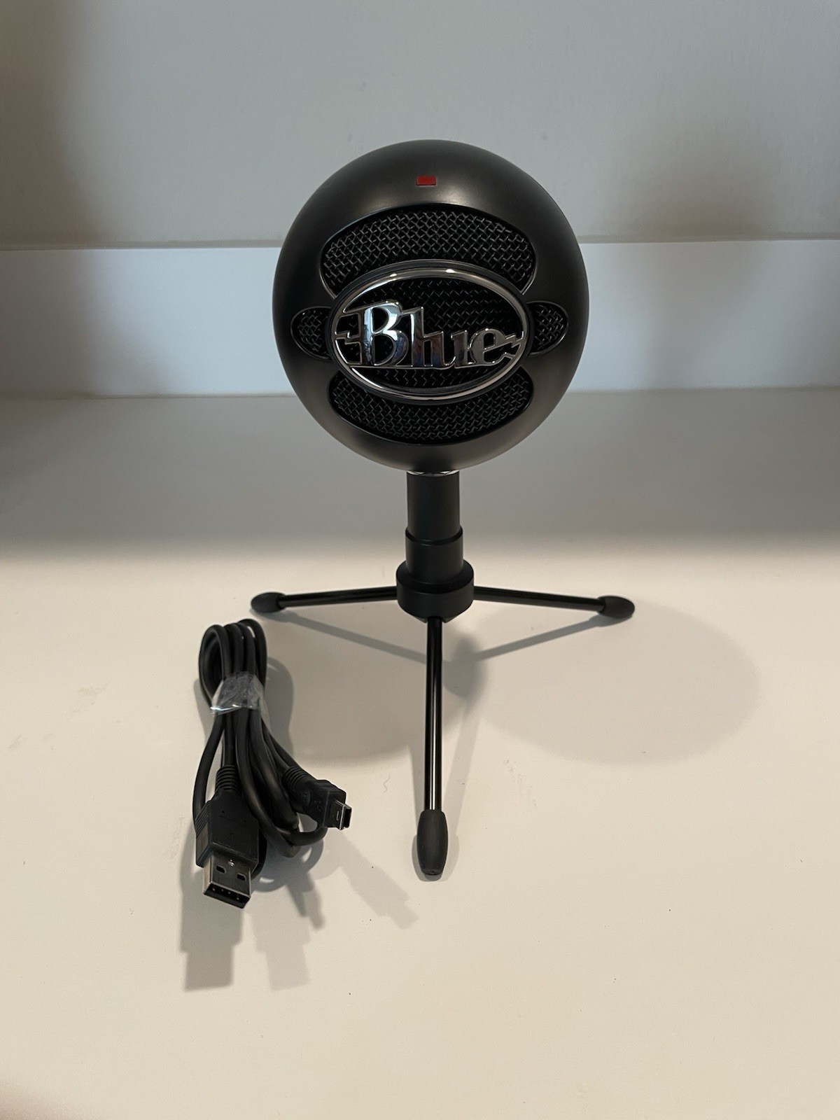 Blue Snowball iCE Black Plug-and-Play USB Microphone w/ Stand & Cable | A00122