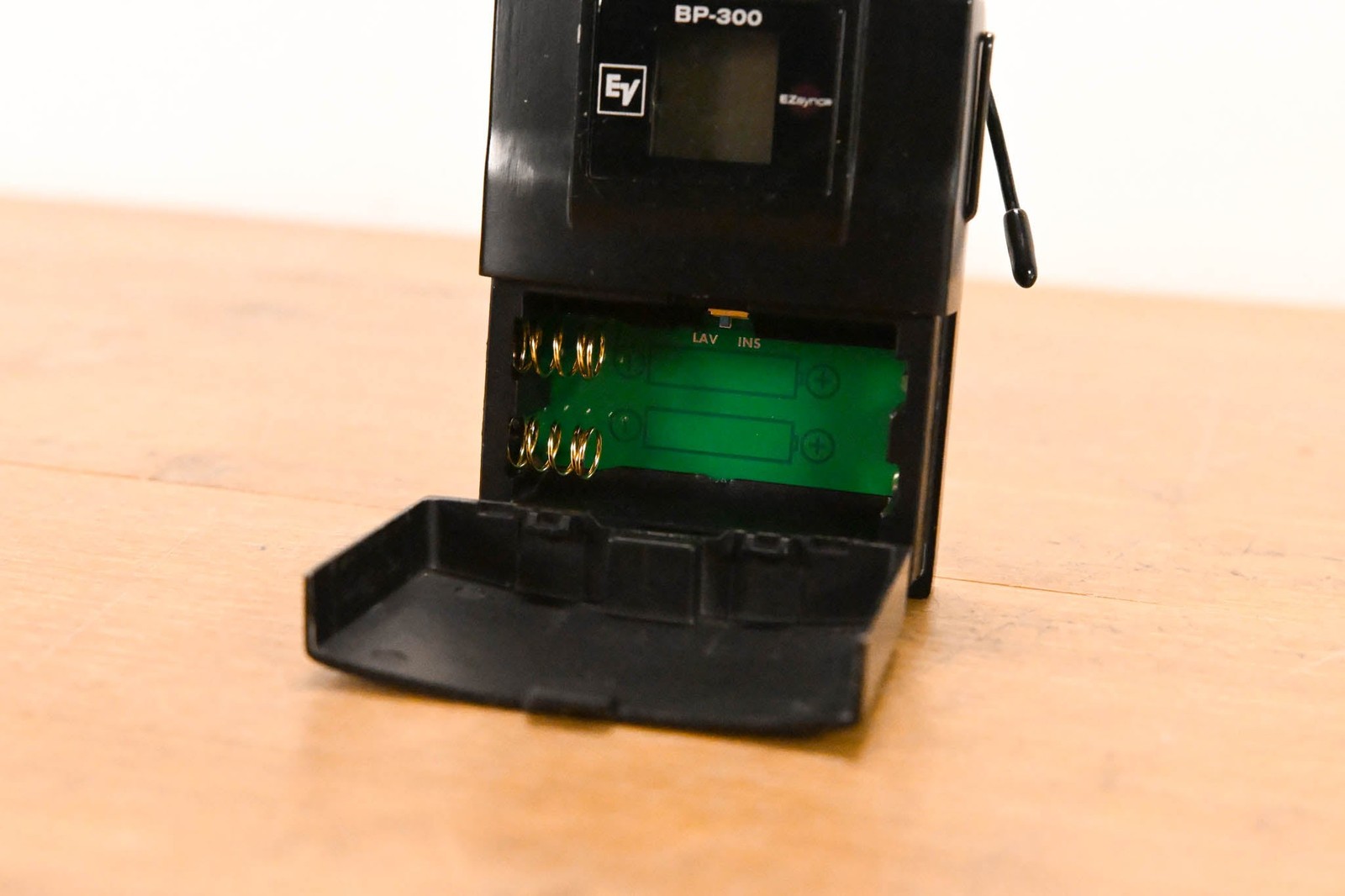 Electro-Voice (EV) R-300 Receiver w/ BP-300 Bodypack – Band C (NO PSU) CG010X0