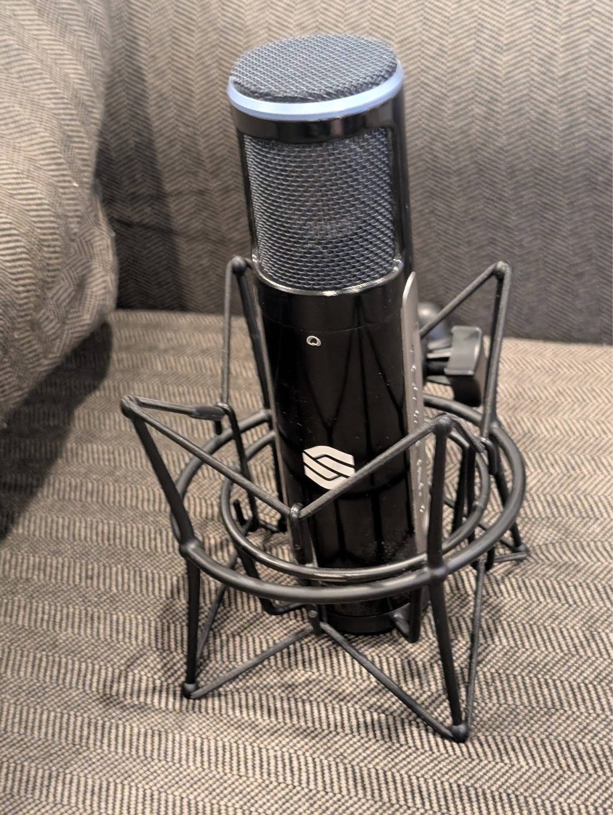 Sterling Audio ST151 Large-Diaphragm Cardioid FET Condenser Microphone w/ mount