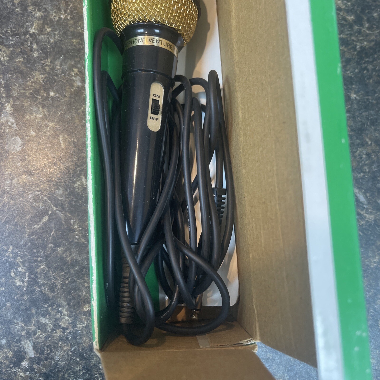 UNI-DIRECTIONAL DYNAMIC MICROPHONE New