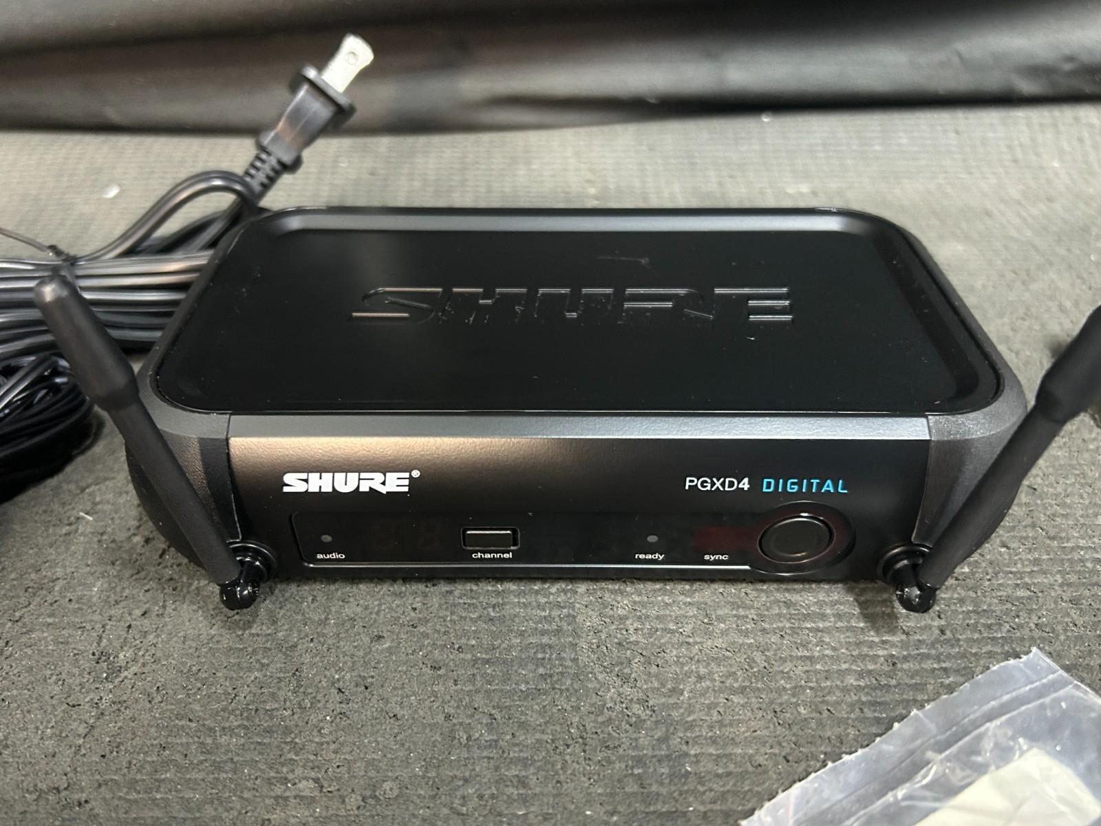 Shure PGXD4 Digital Wireless Receiver X8 Band 902-928 MHz with PGXD1 Transmitter