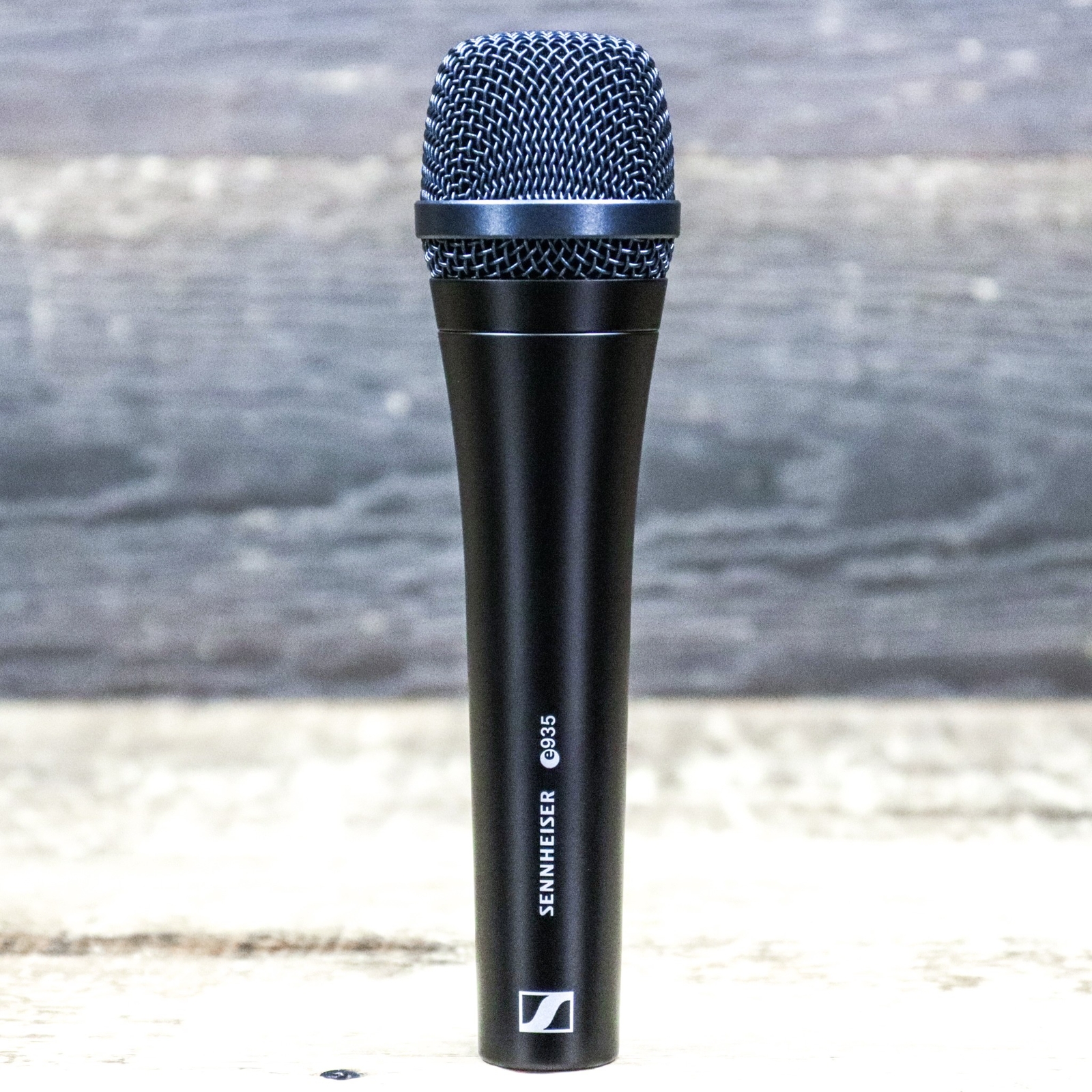 Sennheiser e 935 Shock-Mounted Capsule Dynamic Cardioid Vocal Microphone