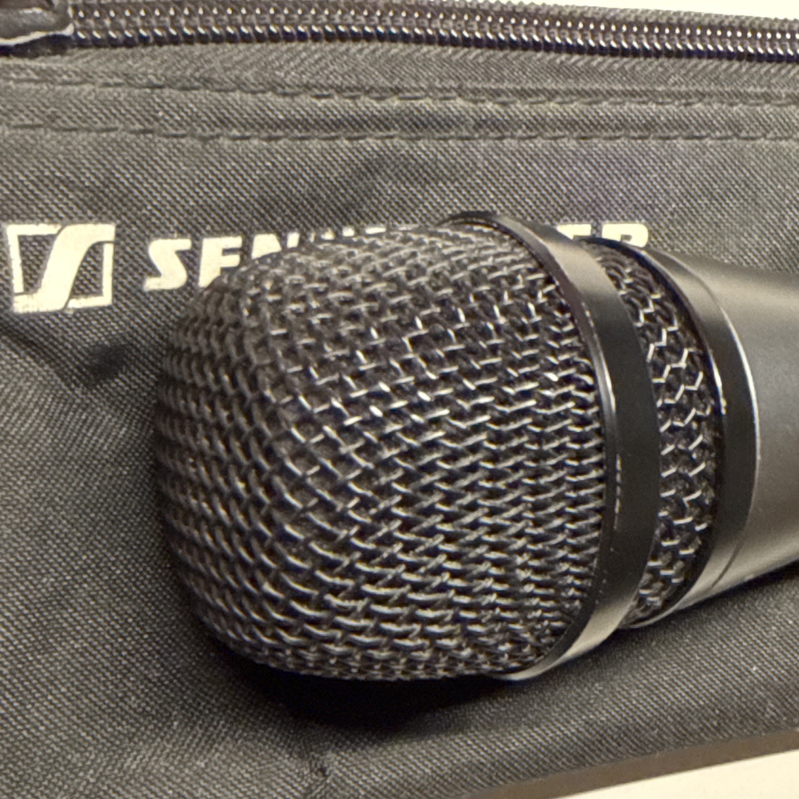 Sennheiser e835 Dynamic Vocal XLR Microphone with soft case!