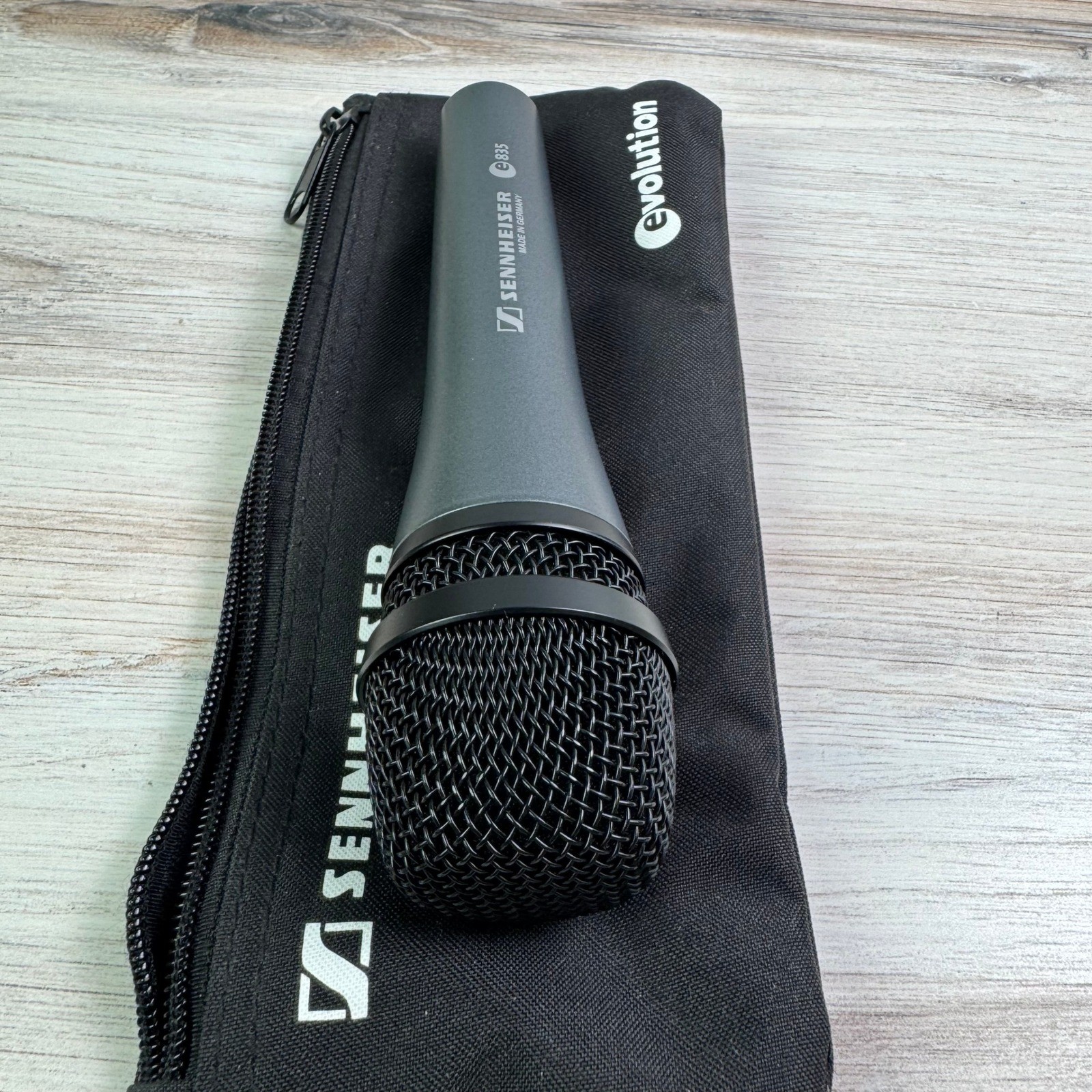 Sennheiser e835 Evolution Cardioid Dynamic Vocal Microphone with XLR Cable Pouch