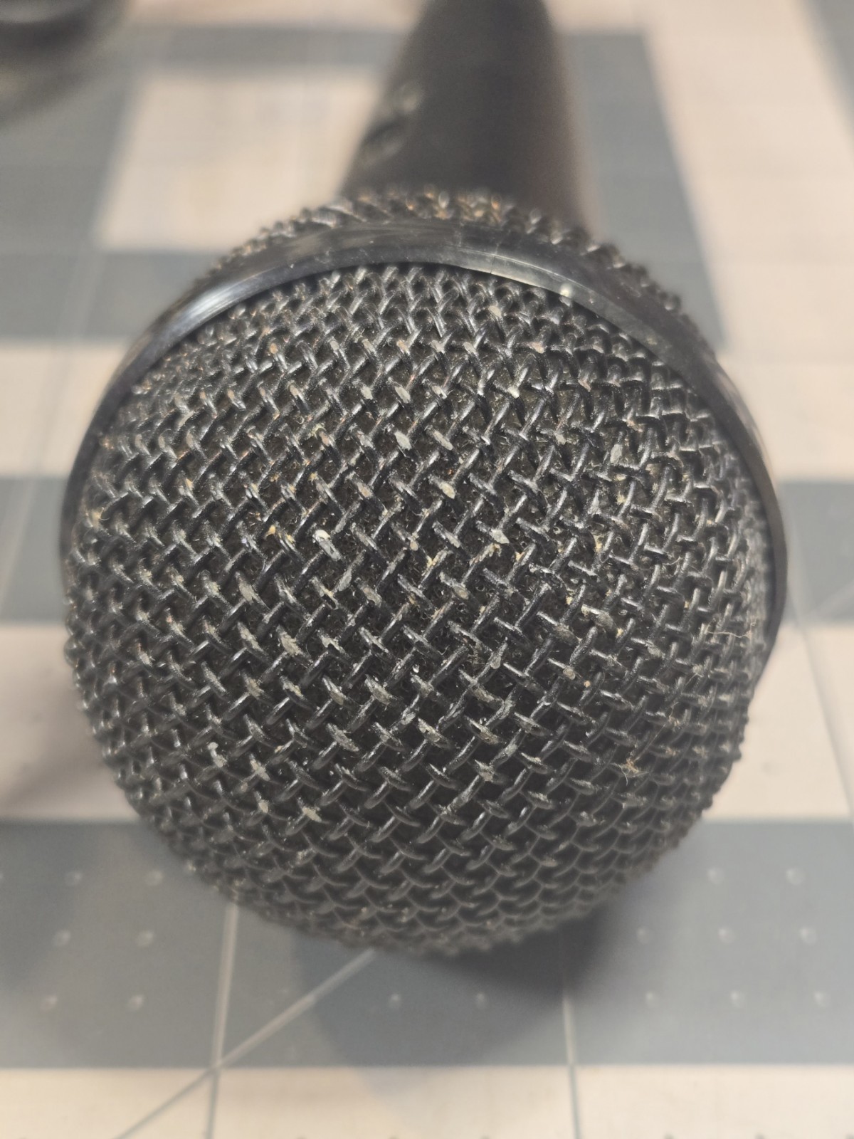 Black dynamic impedance 600 microphone